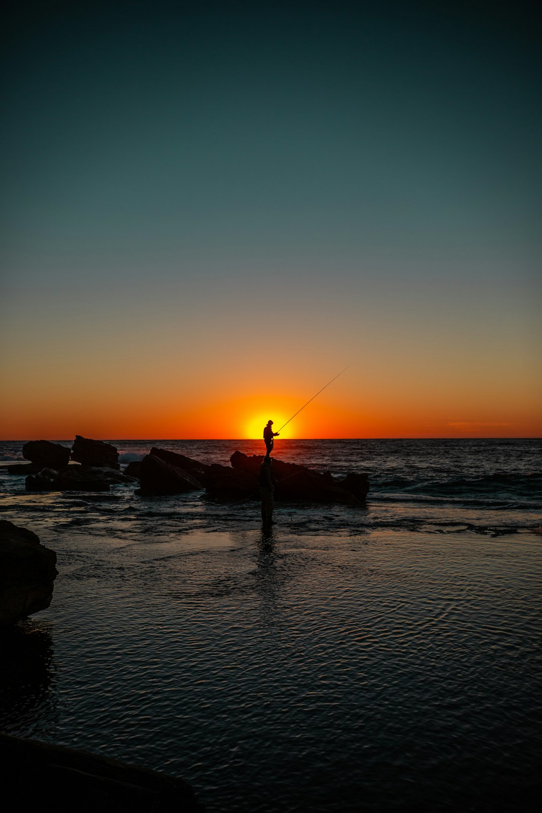 silhouette-of-man-holding-fishing-rod-yzzjbqq1o-y